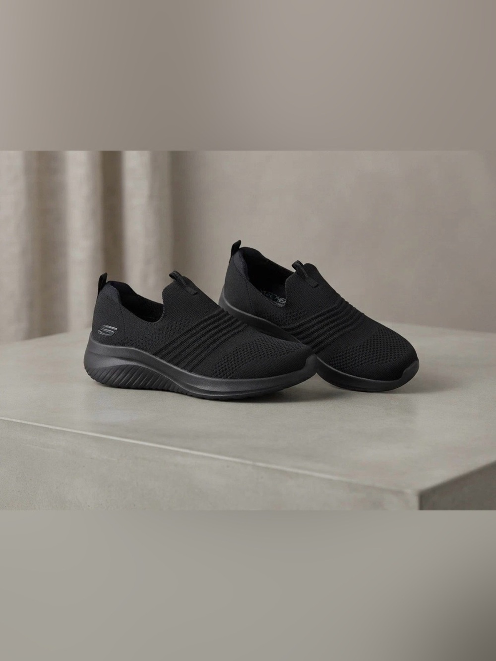 Skechers women’s 7.5 Slip-On Knit Walking Shoes - Black